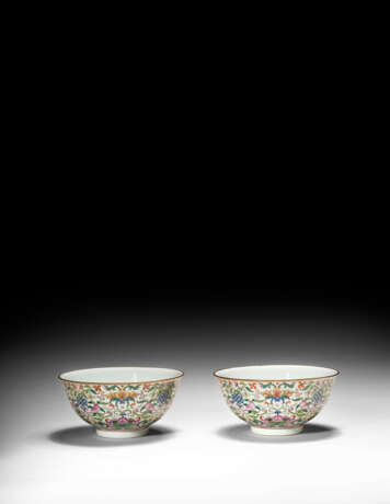 A PAIR OF FAMILLE-ROSE BOWLS - фото 1