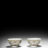 A PAIR OF FAMILLE-ROSE BOWLS - photo 1