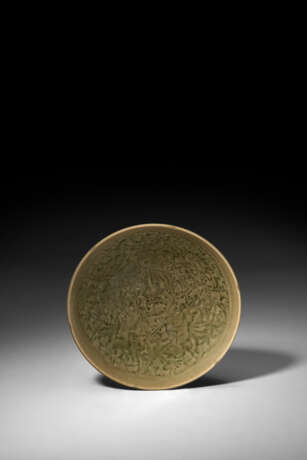A MOLDED AND CARVED YAOZHOU CELADON `BOYS’ BOWL - фото 1