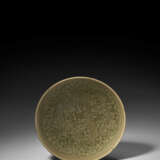 A MOLDED AND CARVED YAOZHOU CELADON `BOYS’ BOWL - Foto 1