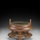 A BRONZE TRIPOD CENSER AND STAND - фото 1