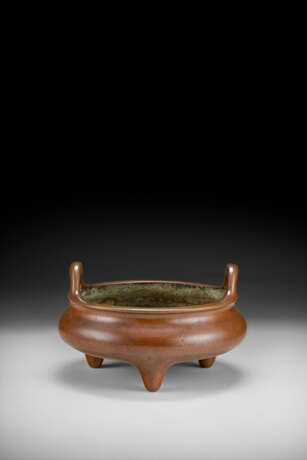 A BRONZE TRIPOD CENSER AND STAND - фото 2