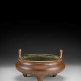 A BRONZE TRIPOD CENSER AND STAND - фото 2