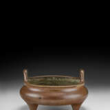 A BRONZE TRIPOD CENSER AND STAND - фото 3