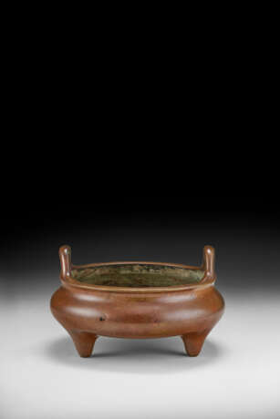 A BRONZE TRIPOD CENSER AND STAND - фото 3
