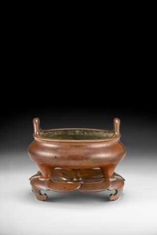 A BRONZE TRIPOD CENSER AND STAND - фото 4