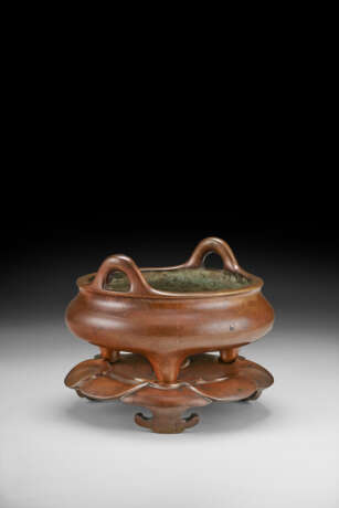 A BRONZE TRIPOD CENSER AND STAND - фото 5