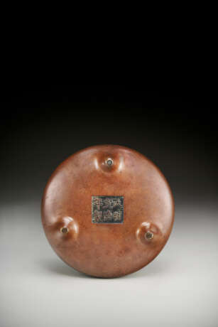A BRONZE TRIPOD CENSER AND STAND - фото 6
