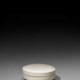 A SMALL GLAZED WHITE PORCELAIN BOX AND COVER - фото 1