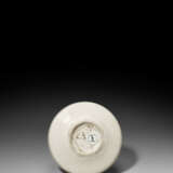 A SMALL GLAZED WHITE PORCELAIN BOX AND COVER - Foto 2
