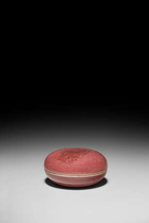 A PEACHBLOOM-GLAZED SEAL PASTE BOX AND COVER, YINSE HE - фото 1