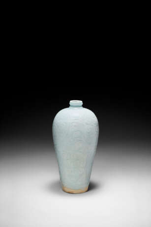 A CARVED QINGBAI TIXI-STYLE VASE, MEIPING - Foto 1