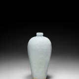 A CARVED QINGBAI TIXI-STYLE VASE, MEIPING - Foto 1