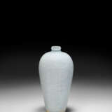 A CARVED QINGBAI TIXI-STYLE VASE, MEIPING - photo 2