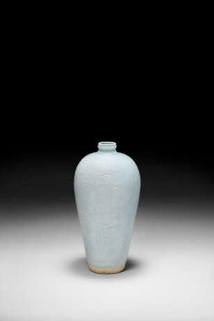 A CARVED QINGBAI TIXI-STYLE VASE, MEIPING - photo 2