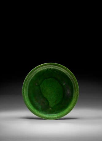A GREEN AND AMBER-GLAZED POTTERY TRIPOD OFFERING DISH - Foto 1