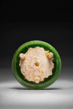 A GREEN AND AMBER-GLAZED POTTERY TRIPOD OFFERING DISH - Foto 2