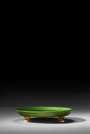 A GREEN AND AMBER-GLAZED POTTERY TRIPOD OFFERING DISH - фото 3