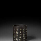 A MOTHER-OF-PEARL-INLAID ZITAN BRUSH POT - Foto 1