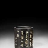 A MOTHER-OF-PEARL-INLAID ZITAN BRUSH POT - Foto 3