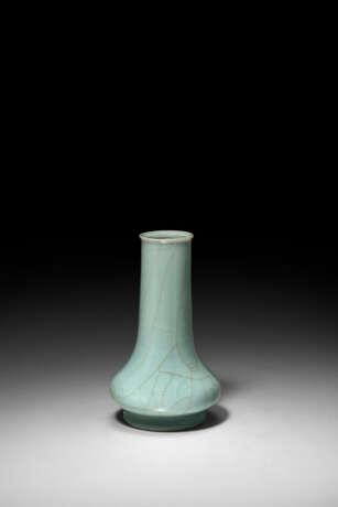 A LONGQUAN CELADON GUAN-TYPE VASE - фото 1