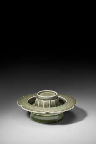 A CARVED YUE CELADON CUP STAND - фото 1