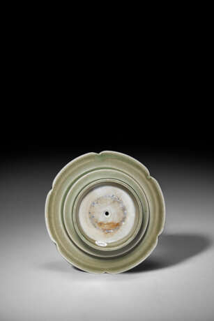A CARVED YUE CELADON CUP STAND - photo 2