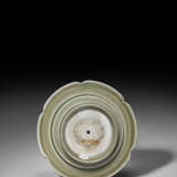 A CARVED YUE CELADON CUP STAND - фото 2