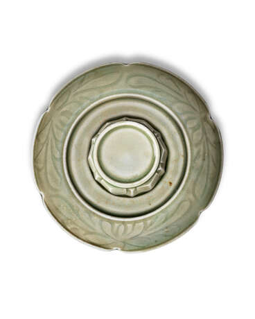A CARVED YUE CELADON CUP STAND - photo 3