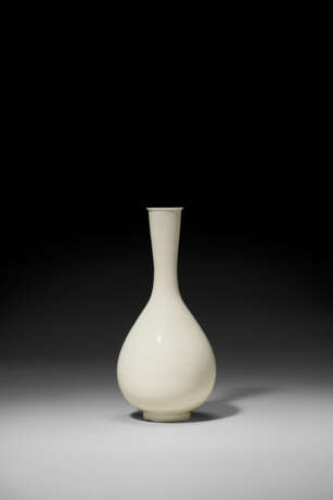 A VERY RARE DING BOTTLE VASE AND COVER - Foto 2
