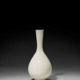 A VERY RARE DING BOTTLE VASE AND COVER - фото 2