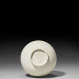 A VERY RARE DING BOTTLE VASE AND COVER - Foto 3