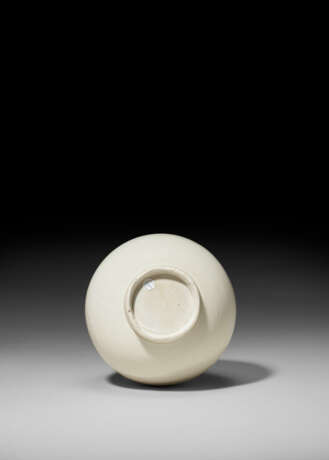 A VERY RARE DING BOTTLE VASE AND COVER - фото 3