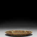 A MARBLED SAUCER DISH - Foto 3
