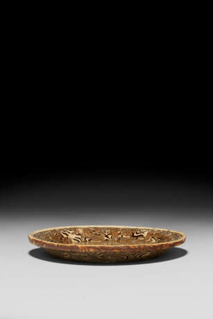 A MARBLED SAUCER DISH - Foto 3