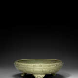 A LONGQUAN CELADON TRIPOD BULB BOWL - Foto 1