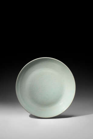 A LARGE INCISED MING-STYLE WHITE-GLAZED DISH - Foto 1