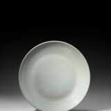 A LARGE INCISED MING-STYLE WHITE-GLAZED DISH - фото 1