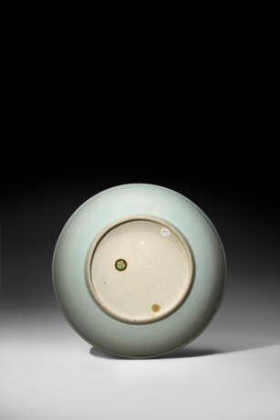 A LARGE INCISED MING-STYLE WHITE-GLAZED DISH - Foto 2