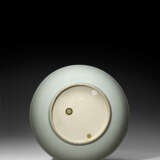 A LARGE INCISED MING-STYLE WHITE-GLAZED DISH - Foto 2