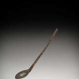 A RARE CRYSTAL-INLAID RED AND BLACK LACQUERED RITUAL SPOON, BI - Foto 1