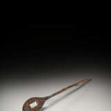 A RARE CRYSTAL-INLAID RED AND BLACK LACQUERED RITUAL SPOON, BI - фото 2