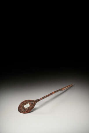 A RARE CRYSTAL-INLAID RED AND BLACK LACQUERED RITUAL SPOON, BI - Foto 2