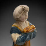 A BLUE, AMBER AND CREAM-GLAZED POTTERY FIGURE OF A COURT LADY - photo 2