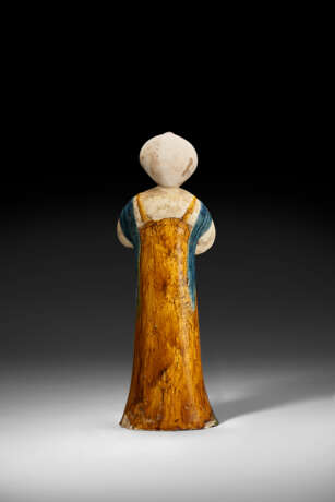A BLUE, AMBER AND CREAM-GLAZED POTTERY FIGURE OF A COURT LADY - photo 3
