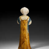 A BLUE, AMBER AND CREAM-GLAZED POTTERY FIGURE OF A COURT LADY - фото 3