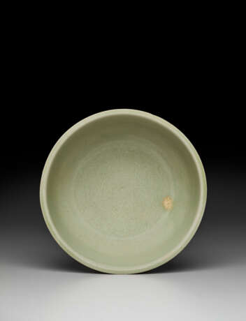 AN EXTREMELY RARE YUE CELADON EWER, COVER AND WARMING BASIN - photo 7
