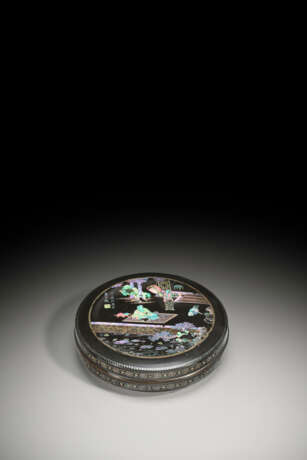 A FINELY DECORATED LAC BURGAUT&#201; CIRCULAR BOX AND COVER - фото 1