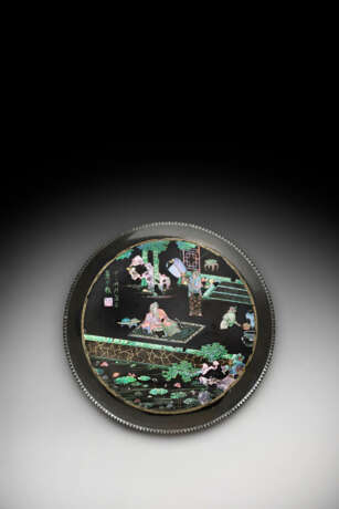 A FINELY DECORATED LAC BURGAUT&#201; CIRCULAR BOX AND COVER - фото 2