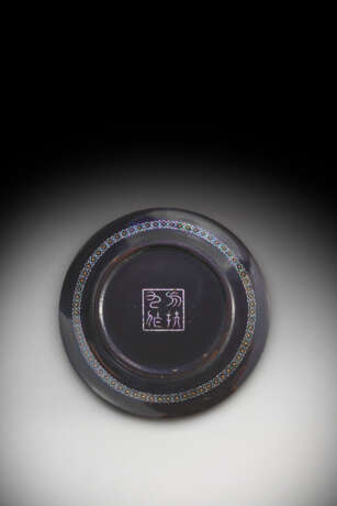 A FINELY DECORATED LAC BURGAUT&#201; CIRCULAR BOX AND COVER - фото 3